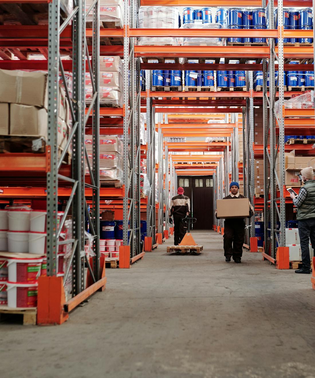 Medewerkers verwerken bestellingen in een e-commerce magazijn.
